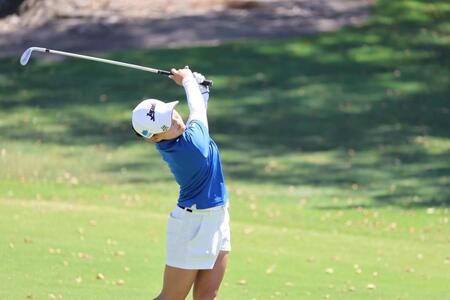 　ショットを放つ道上稀唯