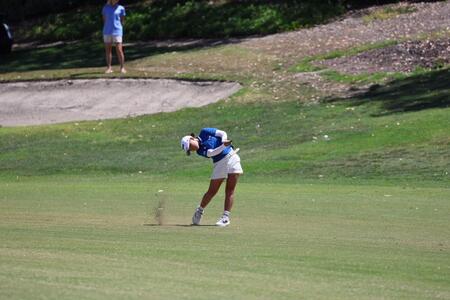 　ショットを放つ道上稀唯