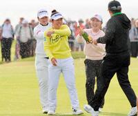 　ＡＩＧ全英女子オープンを制し、西郷真央（左）、古江彩佳（右）らの祝福を受ける山下美夢有（共同）