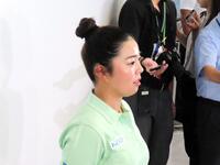 　メジャー初優勝から一夜明け、成田空港で取材に応じた山下美夢有