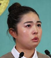 　会見で涙ながらに家族への感謝を述べる山下美夢有（撮影・棚橋慶太）