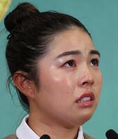 　会見で涙ながらに家族への感謝を述べる山下美夢有（撮影・棚橋慶太）