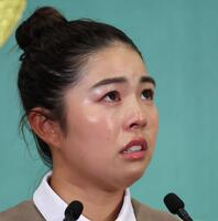 　会見で涙ながらに家族への感謝を述べる山下美夢有（撮影・棚橋慶太）