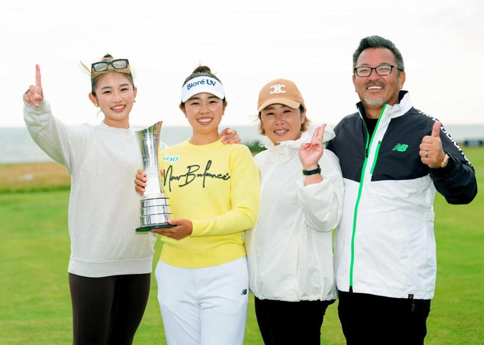 　全英女子を制し、家族と記念写真に納まる山下美夢有（左から２人目）（共同）