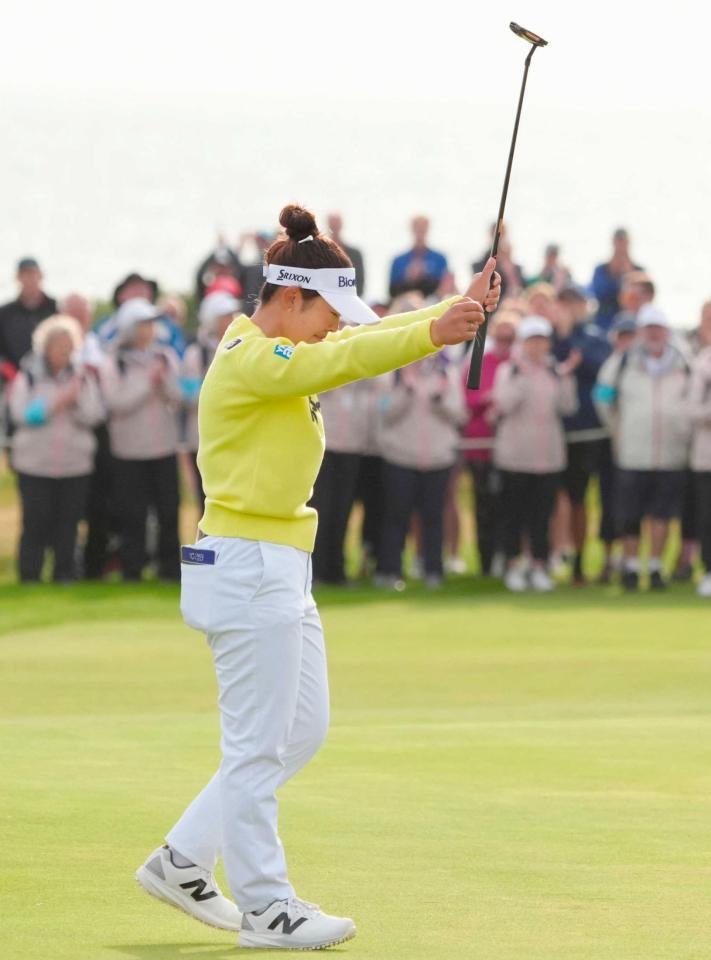 　１８番でウイニングパットを沈め、感極まる山下（共同）