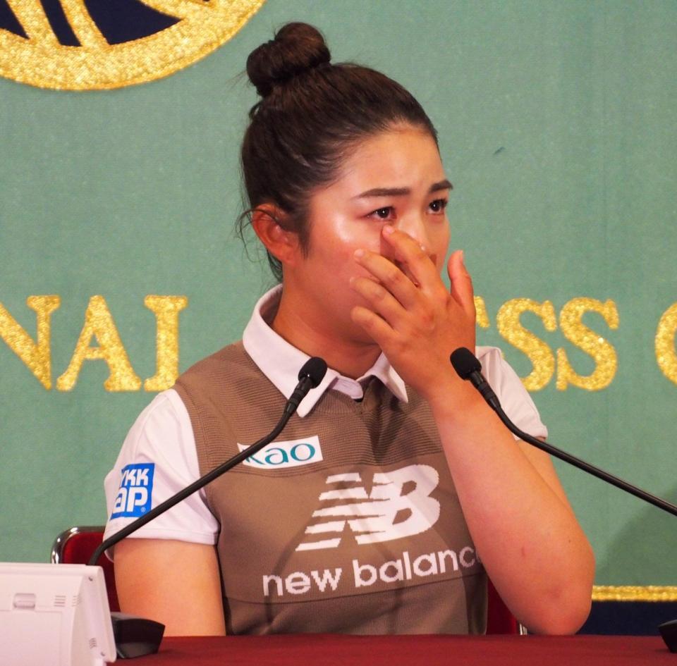 　涙で家族への感謝を語る山下美夢有