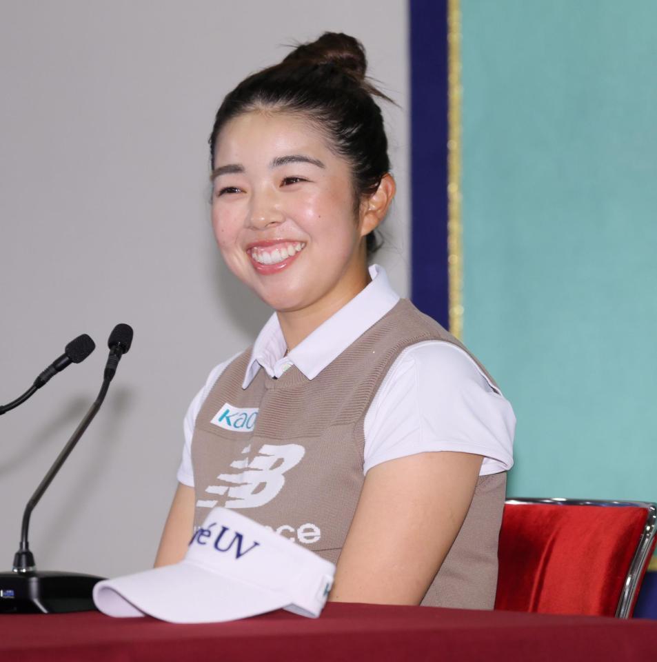 　笑顔で会見する山下美夢有（撮影・棚橋慶太）