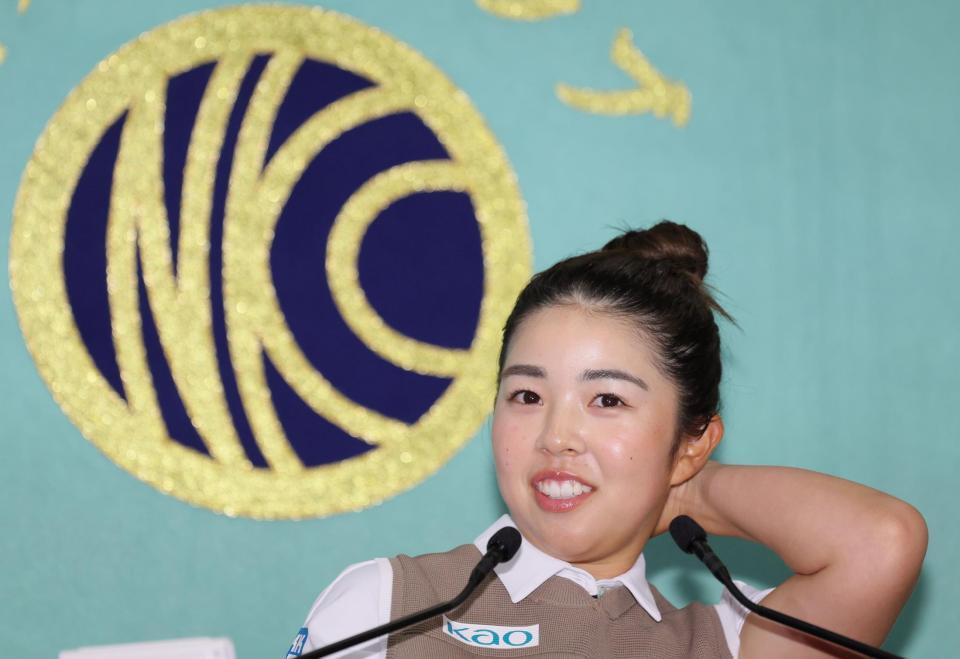 　笑顔で会見する山下美夢有（撮影・棚橋慶太）