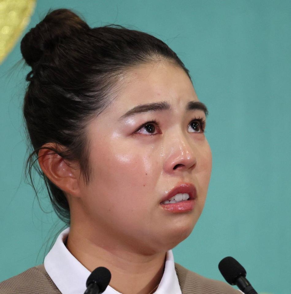 　会見で涙ながらに家族への感謝を述べる山下美夢有（撮影・棚橋慶太）