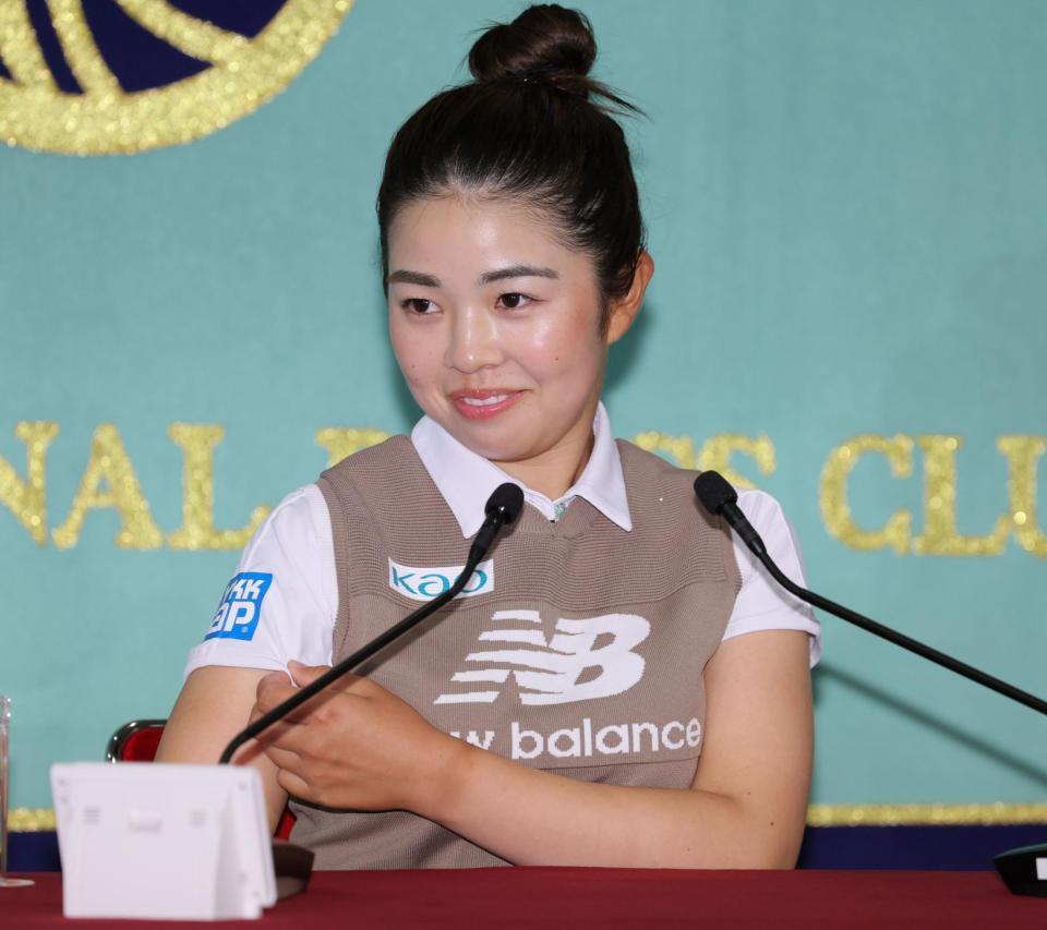 　会見に臨む山下美夢有（撮影・棚橋慶太）