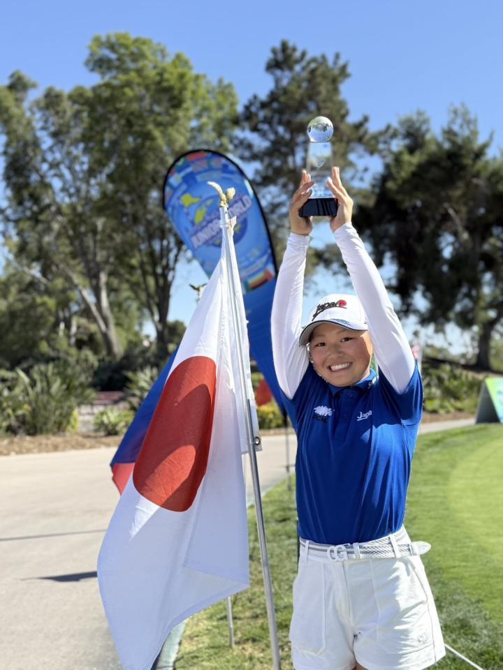 　トロフィーを掲げる道上稀唯