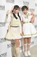 　アイドルの衣装で取材に応じた臼井麗香（左）と菅沼菜々