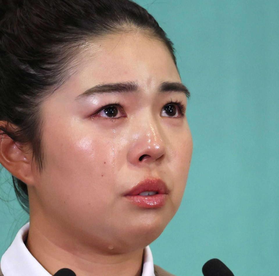 　涙ながらに家族への感謝を述べる山下美夢有（撮影・棚橋慶太）