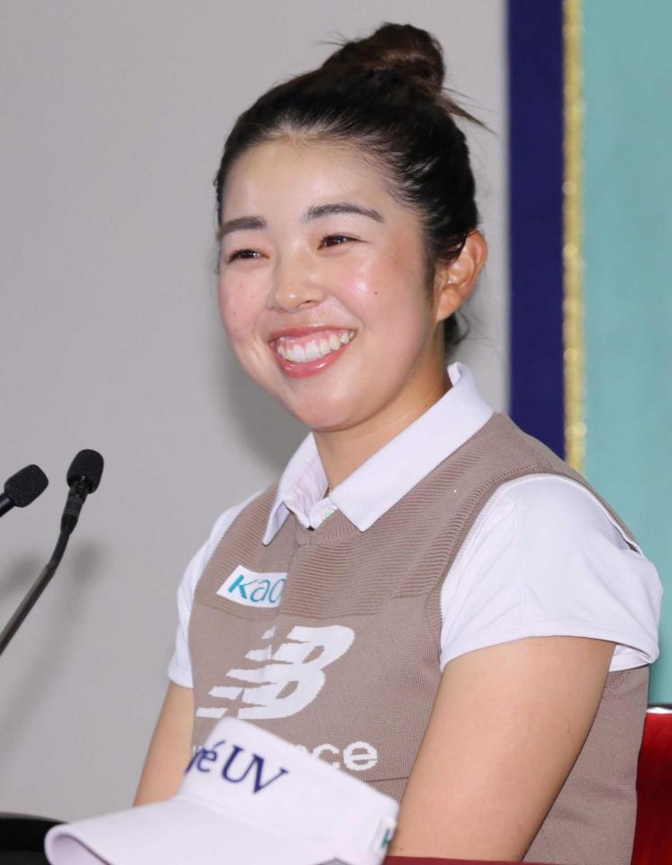 　笑顔で会見する山下美夢有（撮影・棚橋慶太）