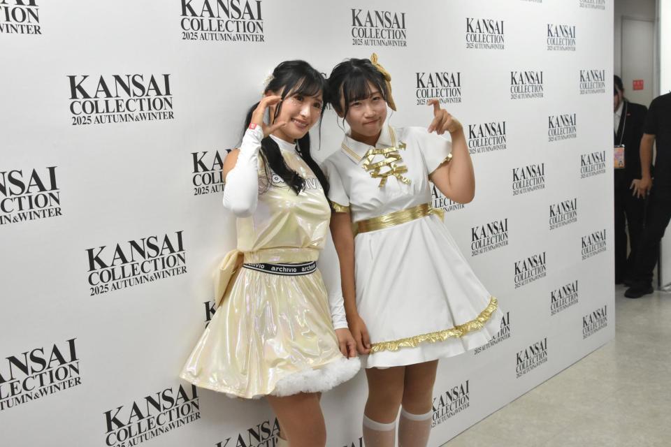 　アイドルの衣装で取材に応じた臼井麗香（左）と菅沼菜々