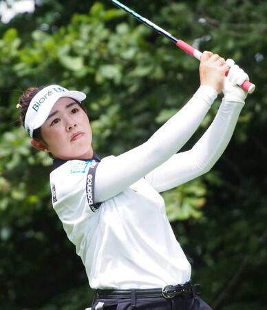 　２番でティーショットを放つ山下美夢有