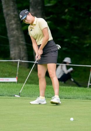 　第２日、１８番でバーディーパットを沈める森田遥。通算９アンダーで首位＝札幌国際ＣＣ