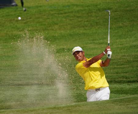 　最終ラウンド、７番でバンカーショットを放つ松山英樹。通算７アンダーで１７位＝ＴＰＣサウスウインド（共同）