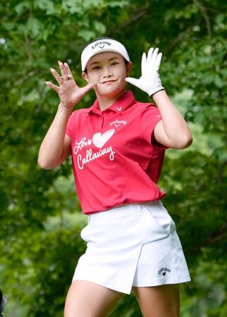 　笑顔を見せる河本結