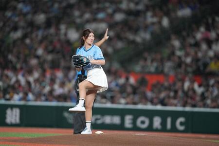 【写真】女子ゴルフ界の〝北川景子〟　始球式での投球フォームもお見事