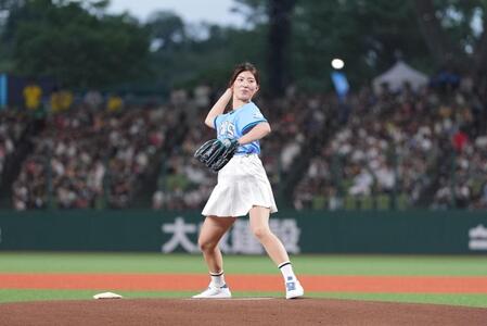 　始球式を務めた植手桃子（西武球団提供）