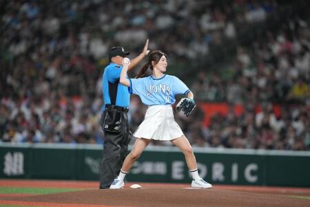 　始球式を務めた植手桃子（西武球団提供）