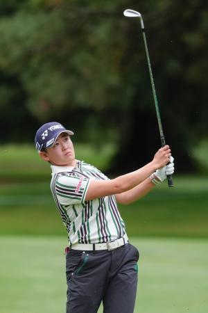 　第２ラウンド、通算１０アンダーで４位の岩井明愛＝コロンビアエッジウオーターＣＣ（共同）