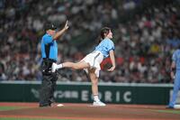 　始球式を務めた植手桃子（西武球団提供）