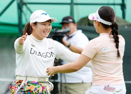 寺岡沙弥香　６６でルーキーが首位浮上　初Ｖ見えた！明るくごまかし「自分だます」関西人らしい思考で勢いつける