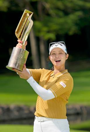 　通算１４アンダーで優勝した柏原明日架＝軽井沢７２