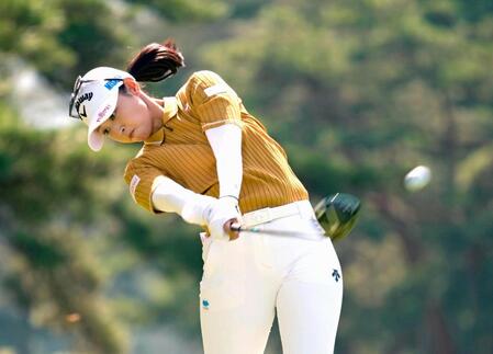 　通算１４アンダーで優勝した柏原明日架