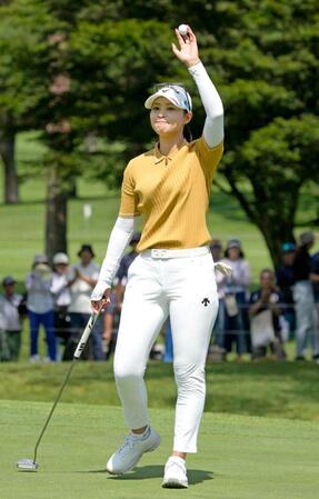 　最終日、通算１４アンダーで優勝を決めギャラリーの声援に応える柏原明日架