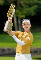 　通算１４アンダーで優勝した柏原明日架