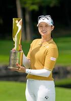 　通算14アンダーで優勝した柏原明日架