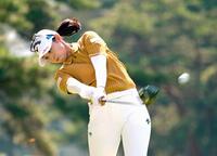 　通算１４アンダーで優勝した柏原明日架