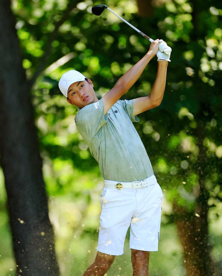 　通算２３アンダーで首位の古川龍之介