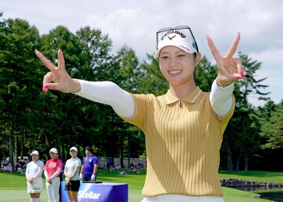 　通算１４アンダーで優勝しＶサインの柏原明日架