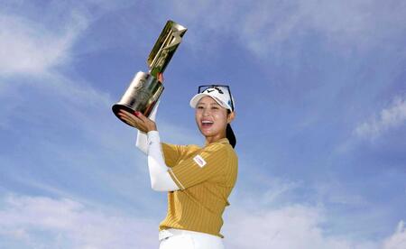 　通算１４アンダーで優勝した柏原明日架