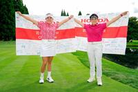 　米ツアー初優勝を果たした岩井明愛（右）と３位となった妹の千怜
