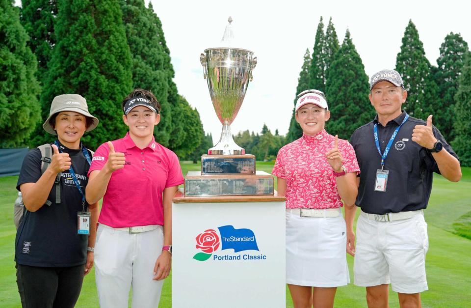 　写真に納まる（左から）母恵美子さん、岩井明愛、千怜、父雄士さん（共同）