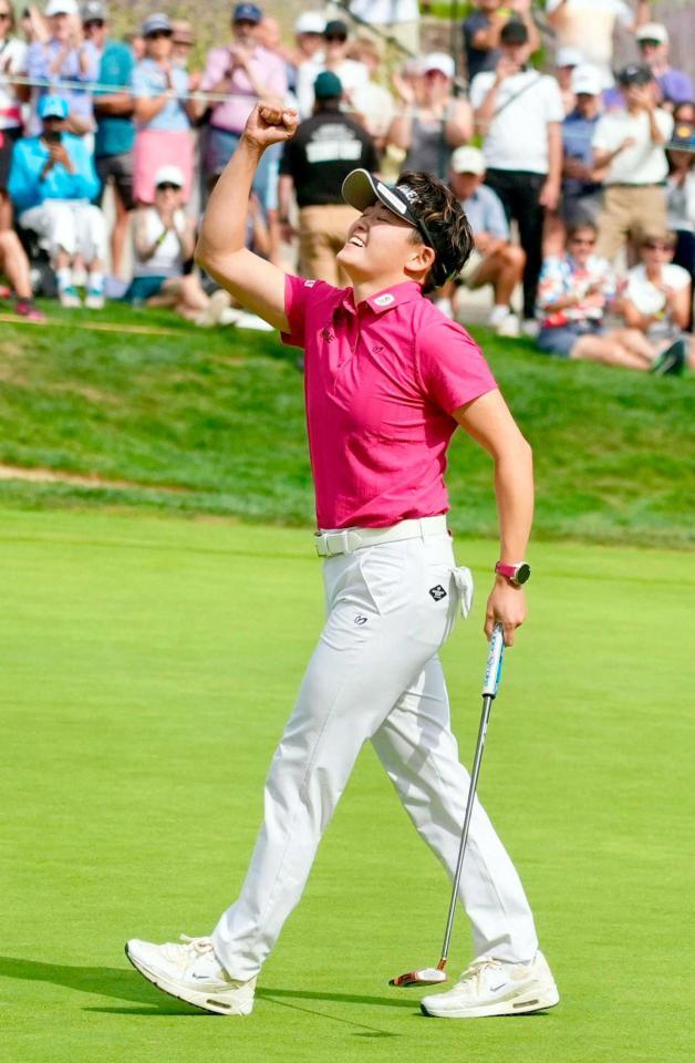 　ウイニングパットを決め、ガッツポーズ（ともに共同）