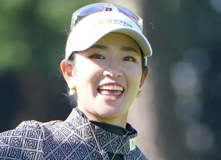 【写真】手作り感満載の大きなメダル胸に感無量　照れくさそうな笑顔でファンにＶ報告