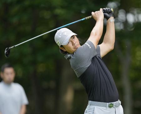 　第１日、１０番でティーショットを放つ石川遼。８アンダーで首位＝北海道ブルックスＣＣ