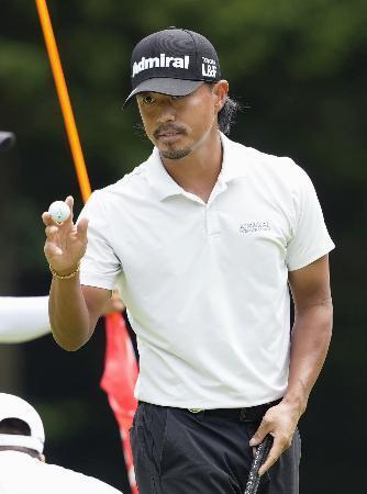 　第２日、１８番でパーパットを決めた小平智。通算１３アンダーで首位＝北海道ブルックスＣＣ