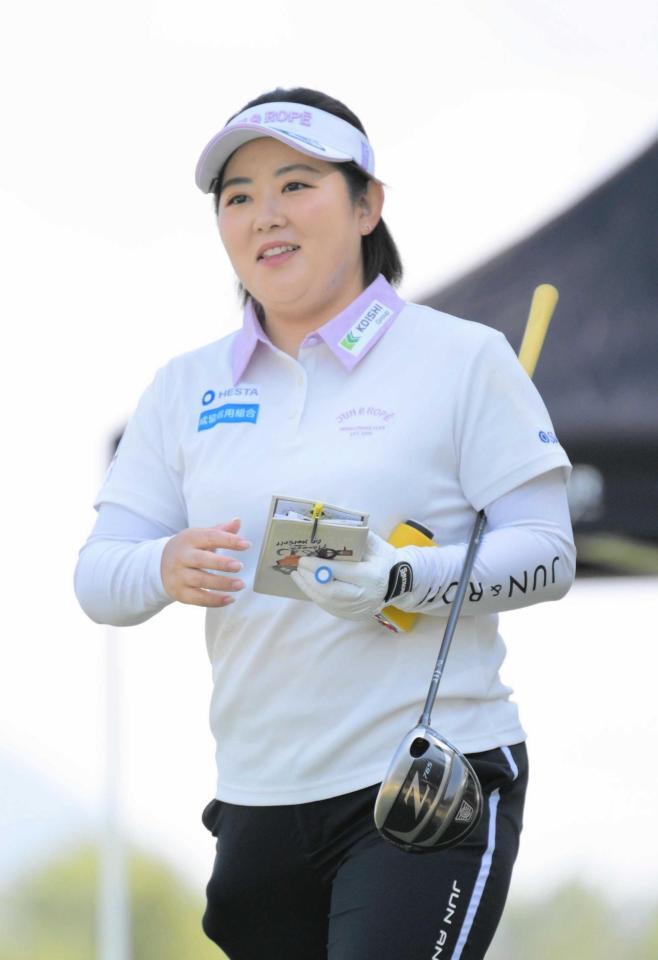 　ティショットに向かう浅井咲希