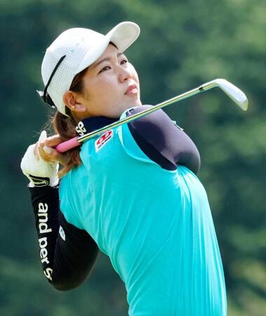 　１２番でティーショットを放つ桜井心那