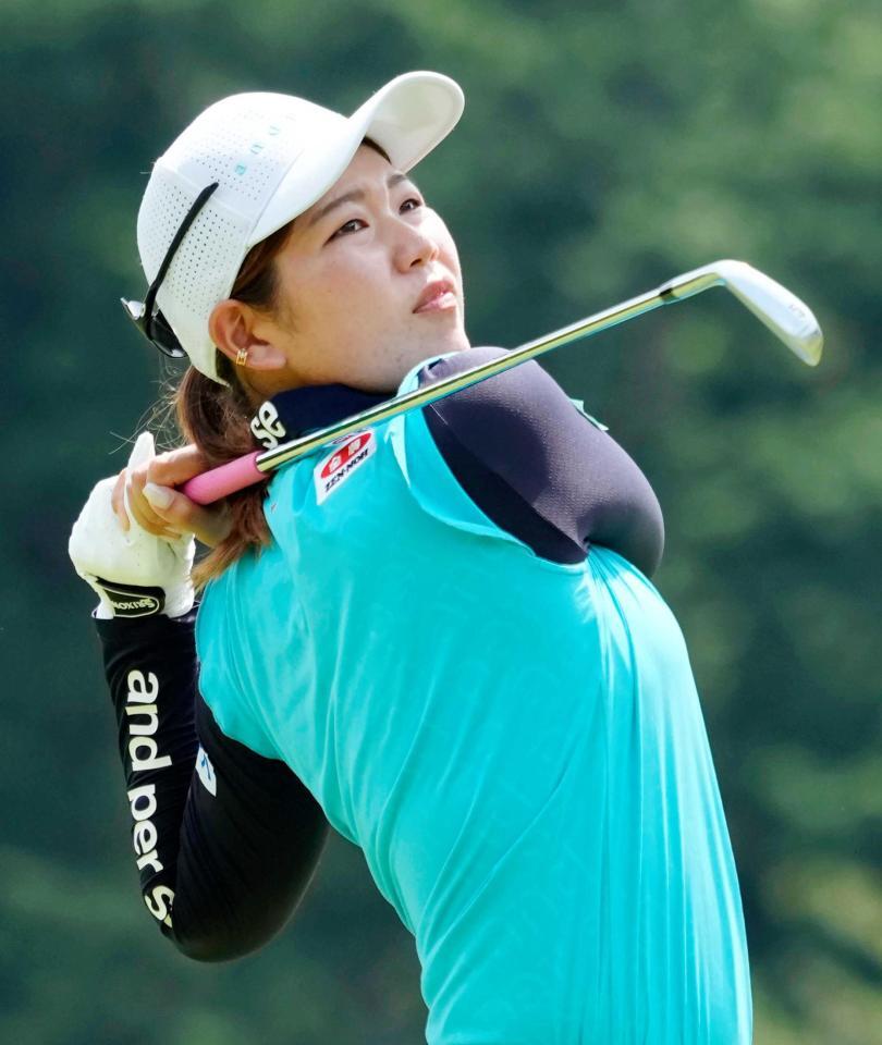 　１２番でティーショットを放つ桜井心那