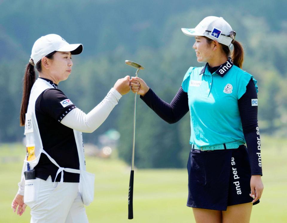 　ホールアウトし、キャディーの吉田弓美子（左）とタッチを交わす