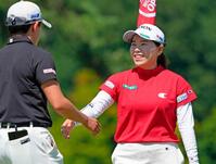 　ホールアウトし同組の岩井明愛（左）と言葉を交わす勝みなみ（共同）