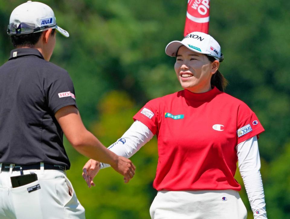 　ホールアウトし同組の岩井明愛（左）と言葉を交わす勝みなみ（共同）